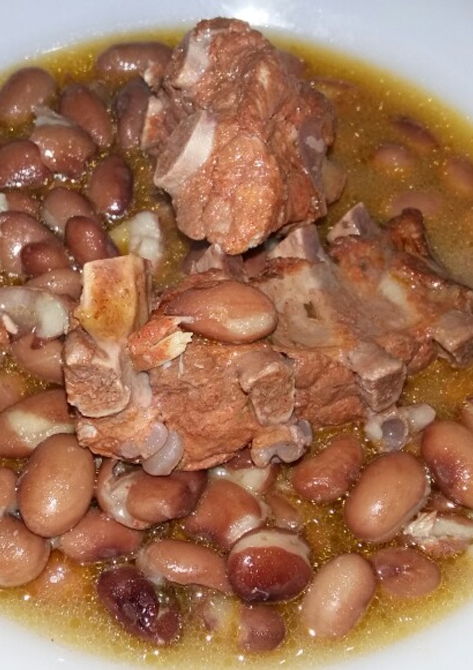 Una foto de Alubias rojas con costilla de cerdo adobada