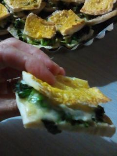 Una foto de Tarta porcionada de pan, queso y verduras 🍞🧀🥬