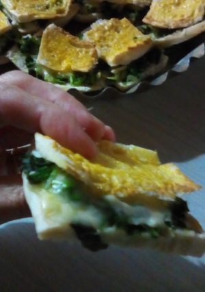 Una foto de Tarta porcionada de pan, queso y verduras 🍞🧀🥬