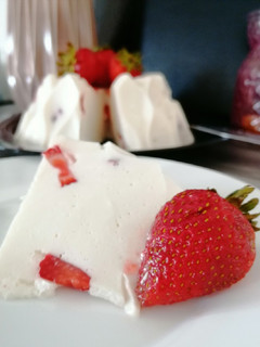 Una foto de Gelatina de yogurt y fresas, low carb 🍮🍓