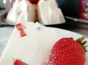 Una foto de Gelatina de yogurt y fresas, low carb 🍮🍓