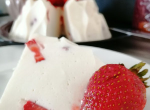 Una foto de Gelatina de yogurt y fresas, low carb 🍮🍓