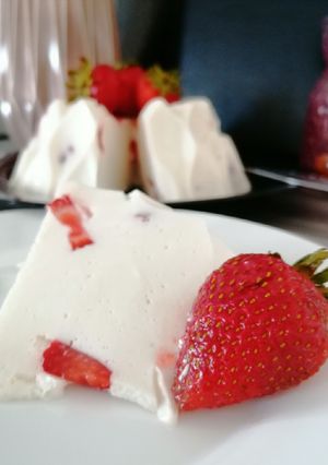 Una foto de Gelatina de yogurt y fresas, low carb 🍮🍓