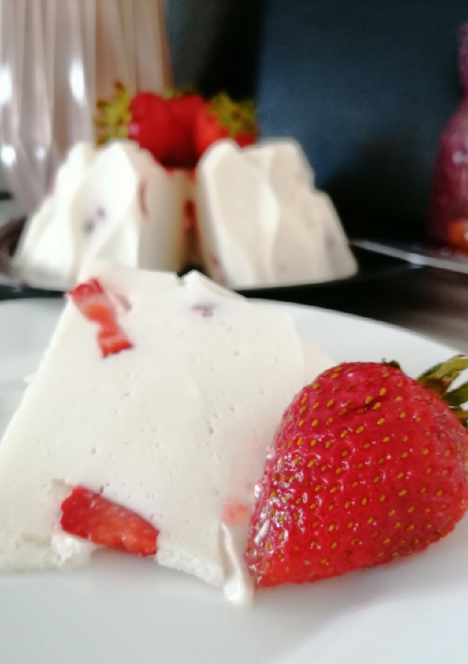 Una foto de Gelatina de yogurt y fresas, low carb 🍮🍓
