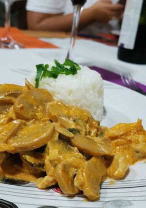 Una foto de Strogonoff de Pollo