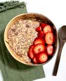 Avena remojada con chía, cacao y fresas – Desayuno saludable y fácil