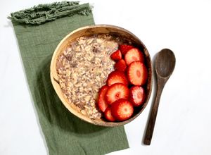 Una foto de Avena remojada con chía, cacao y fresas – Desayuno saludable y fácil