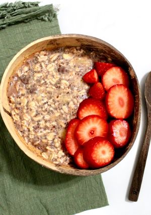 Una foto de Avena remojada con chía, cacao y fresas – Desayuno saludable y fácil