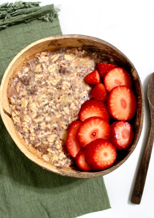 Una foto de Avena remojada con chía, cacao y fresas – Desayuno saludable y fácil