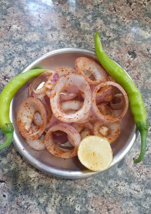 A picture of Rings of fire/ lachcha pyaaz.