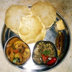 A picture of Bengali breakfast special thali.