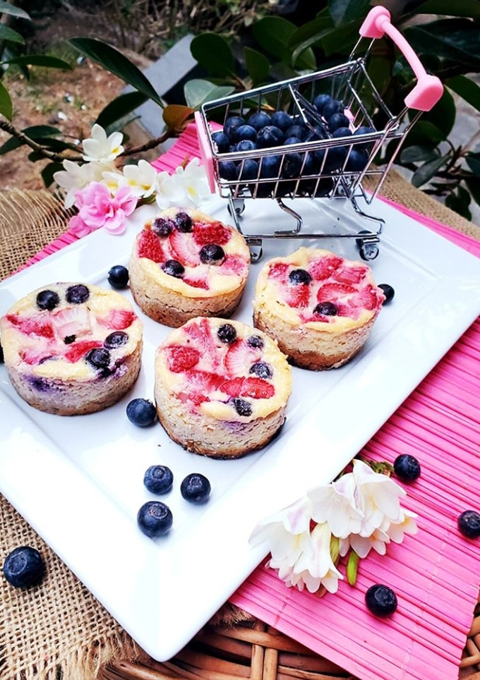 Una foto de Postrecitos de queso🍓🍓🍓