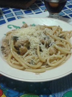 Una foto de Fideos con pollo y verdeo