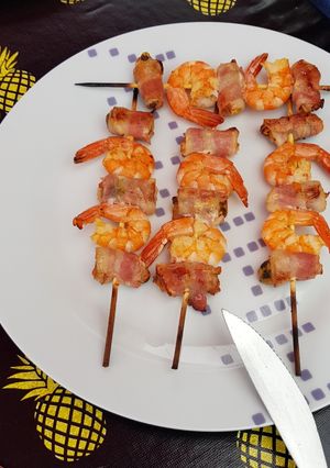 Une photo de Brochettes de moules et crevettes marinées  au lard