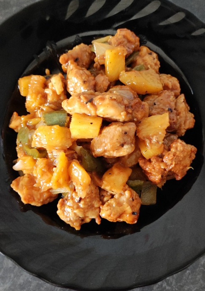 Una foto de Pollo o cerdo con piña