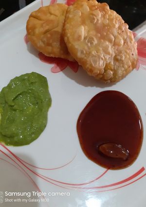 मटर कचौड़ी (matar kachodi recipe in Hindi) रेसिपी मुख्य फोटो