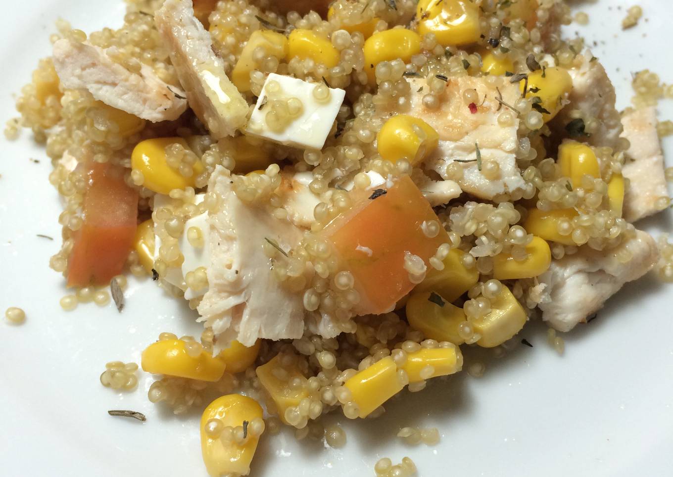 Ensalada de quinoa, pollo, maiz, tomate y queso fresco