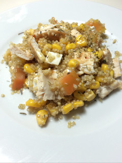 Una foto de Ensalada de quinoa, pollo, maiz, tomate y queso fresco