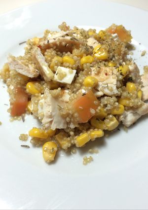 Una foto de Ensalada de quinoa, pollo, maiz, tomate y queso fresco