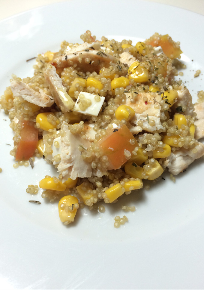 Una foto de Ensalada de quinoa, pollo, maiz, tomate y queso fresco