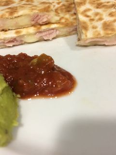 Una foto de Quesadilla de jamón york y queso facilísima