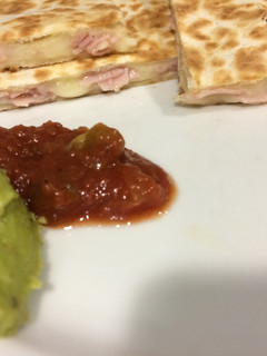 Una foto de Quesadilla de jamón york y queso facilísima