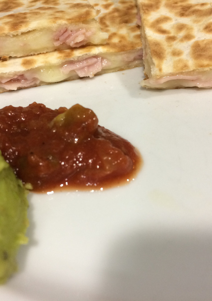 Una foto de Quesadilla de jamón york y queso facilísima