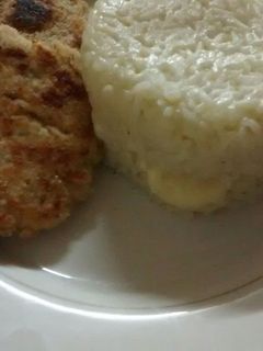 Una foto de Hamburguesas de pollo con arroz