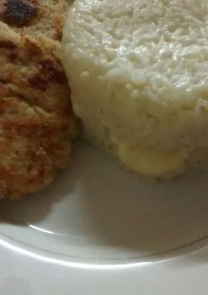Una foto de Hamburguesas de pollo con arroz
