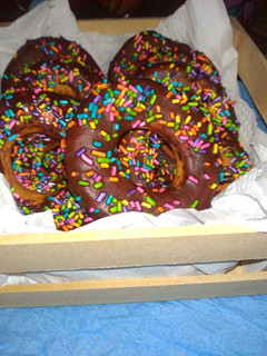 Una foto de Donas con baño de chocolate 🍩