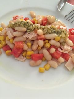 Una foto de Ensalada de alubias al pesto
