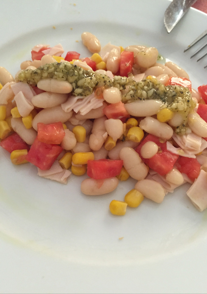 Una foto de Ensalada de alubias al pesto