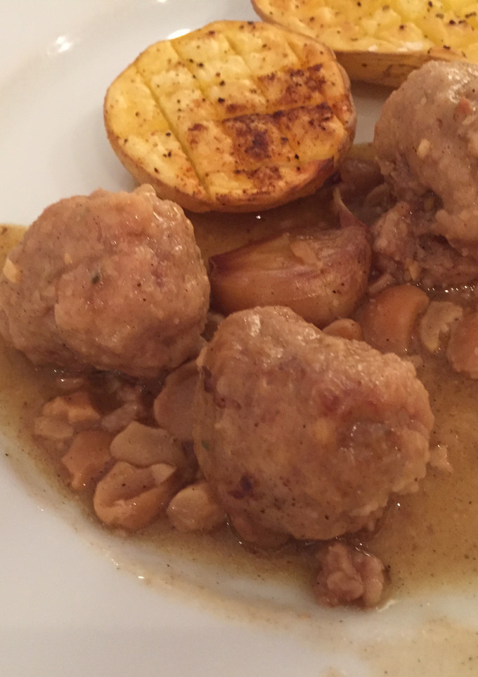Una foto de Albondigas en salsa de almendras 