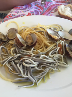 Una foto de Espagueti con gulas y almejas
