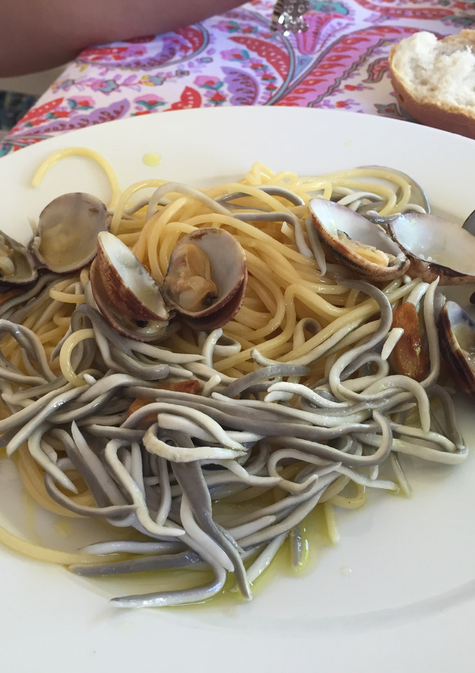 Una foto de Espagueti con gulas y almejas