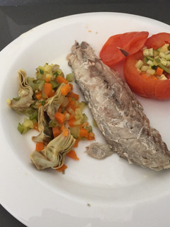 Una foto de Caballa y tomates rellenos de verduras al papillot