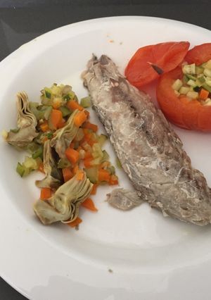 Una foto de Caballa y tomates rellenos de verduras al papillot