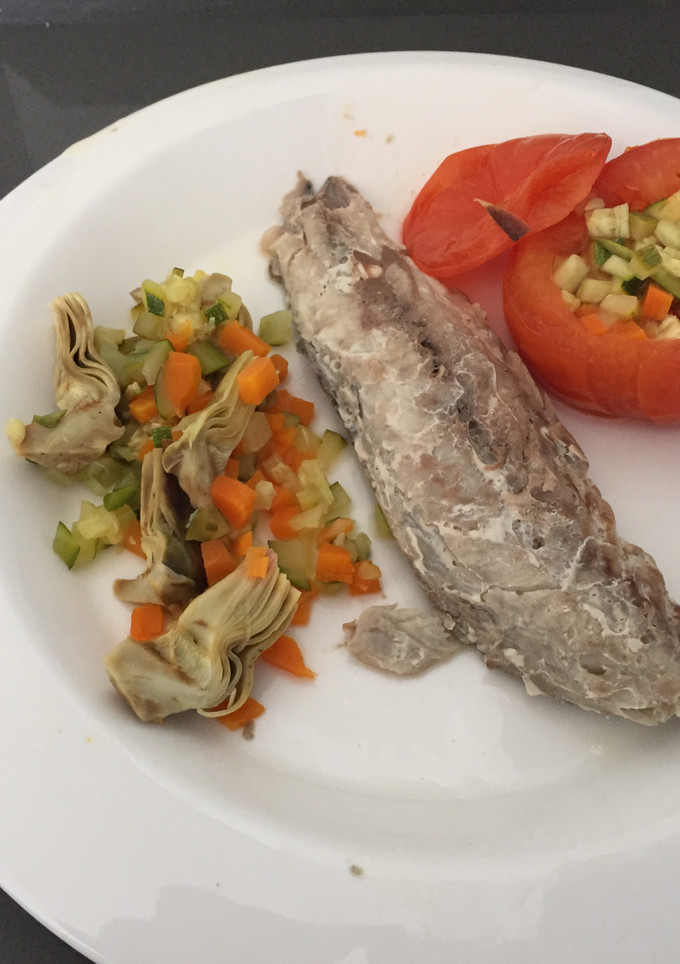 Una foto de Caballa y tomates rellenos de verduras al papillot