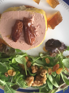 Una foto de Tosta de fuá con ensalada griega y frutos secos