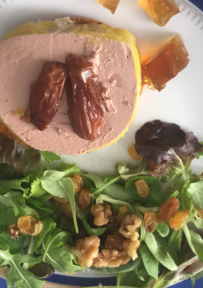 Una foto de Tosta de fuá con ensalada griega y frutos secos