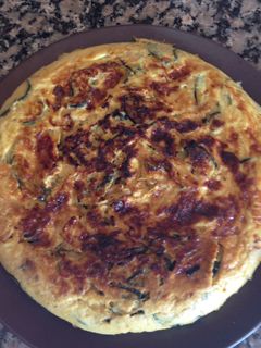 Una foto de Tortilla de calabacín con puerro y cebolla