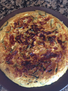 Una foto de Tortilla de calabacín con puerro y cebolla