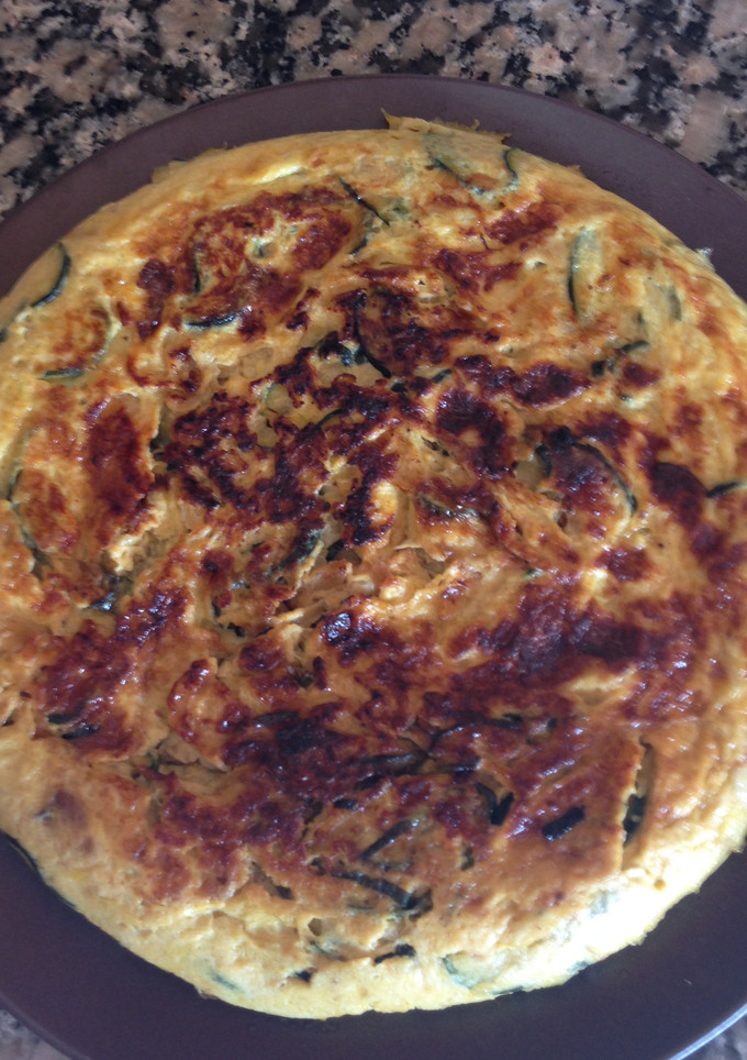Una foto de Tortilla de calabacín con puerro y cebolla