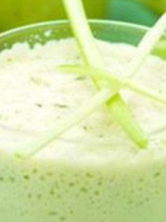 Una foto de Batido ligero de manzana y apio