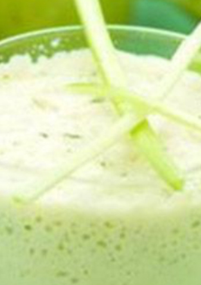Una foto de Batido ligero de manzana y apio