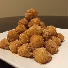 A picture of Full moon dumplings .