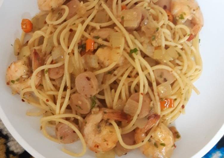 Langkah Mudah untuk Menyiapkan Spaghetti aglio olio simple yang Lezat