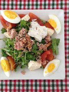 Una foto de Ensalada fresca de rúcula y atún