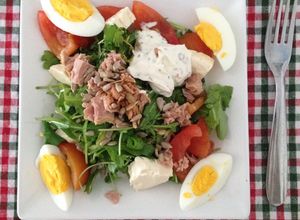 Una foto de Ensalada fresca de rúcula y atún