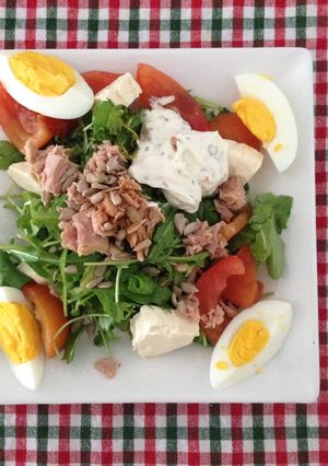 Una foto de Ensalada fresca de rúcula y atún